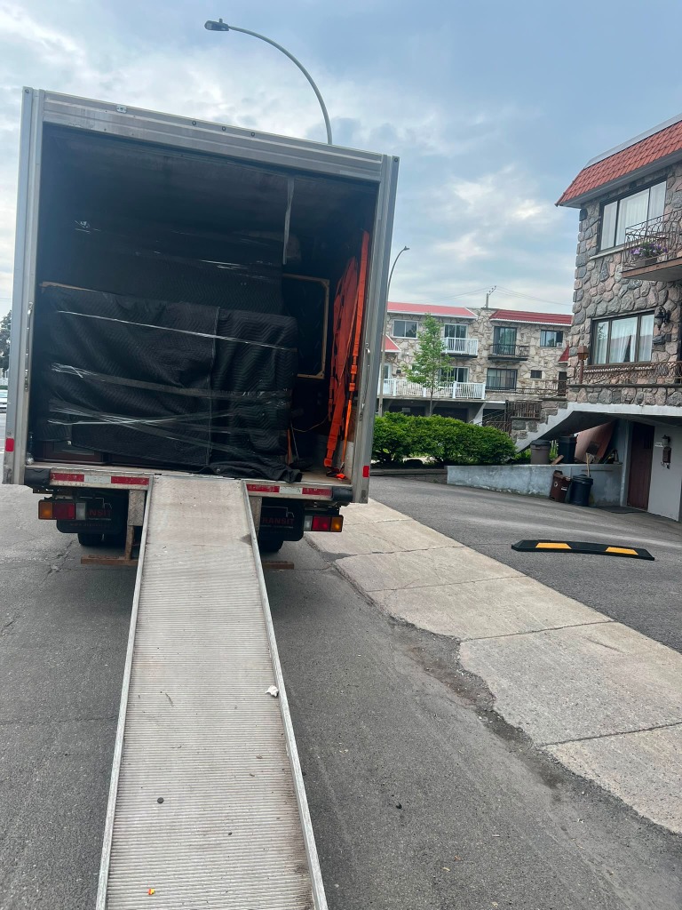 Camion de transport et livraison d'objets volumineux et lourds de TH Multi-services